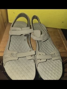 Women’s Light Gray Adjustable Comfort Sandals